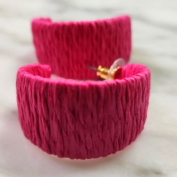 Pretty NWOT hot pink earrings in great condition! - Picture 5 of 6